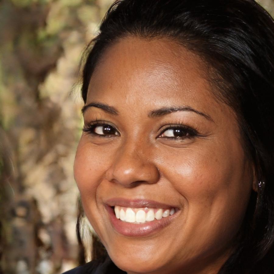 Professional headshot of Lisa Vanheule, financial analyst